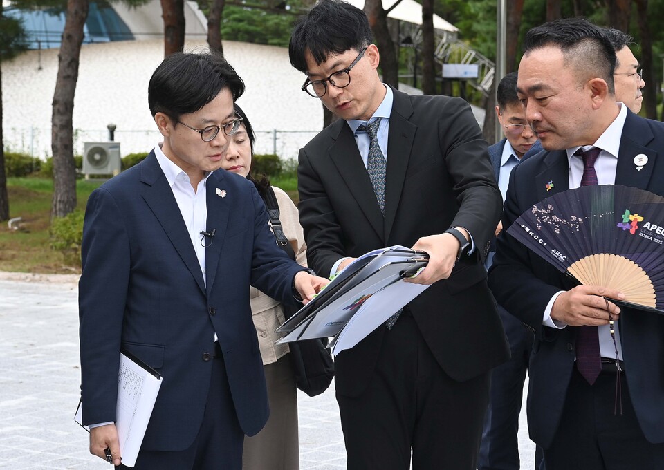 김정관 산업통상자원부 장관이 18일 경북 경주를 방문, 다음 달 아시아태평양경제협력체(APEC) 정상회의와 함께 개최되는 경제인 행사 준비 상황을 점검하고 있다.사진=연합뉴스