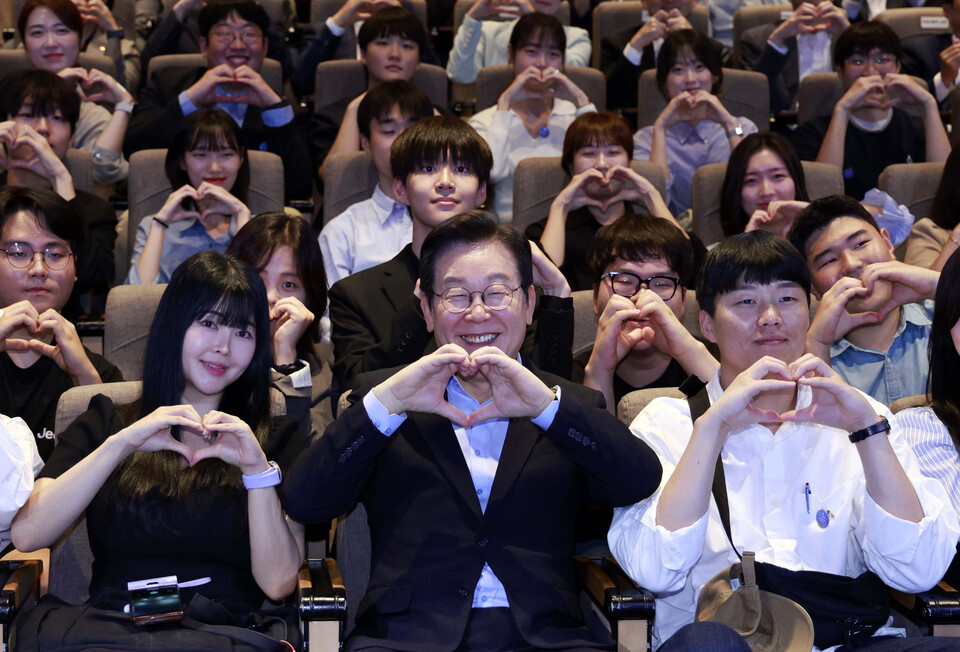 이재명 대통령이 19일 서울 마포구 구름아래 소극장에서 열린 2030 청년 소통·공감 토크콘서트에서 참석자들과 기념촬영을 하고 있다. 사진=연합뉴스