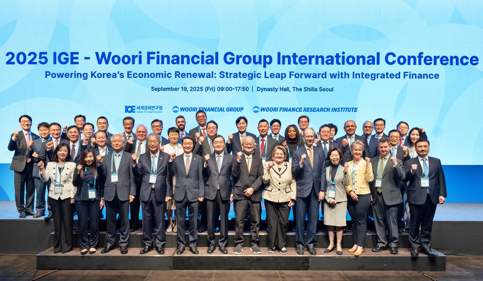 (앞줄 왼쪽 네번째부터)임종룡 우리금융그룹회장, 이억원 금융위원장, 전광우 세계경제연구원 이사장, 성기학 영원무역 회장, 앤 크루거(Anne Krueger) 스탠퍼드대 석좌교수/前 IMF 및 세계은행 수석부총재 등 국내외 주요 금융·학계 인사들이 19일 서울 중구 신라호텔에서 열린 '2025 세계경제연구원-우리금융그룹 국제콘퍼런스'에 참석해 기념촬영을 하고 있다.사진=우리금융그룹