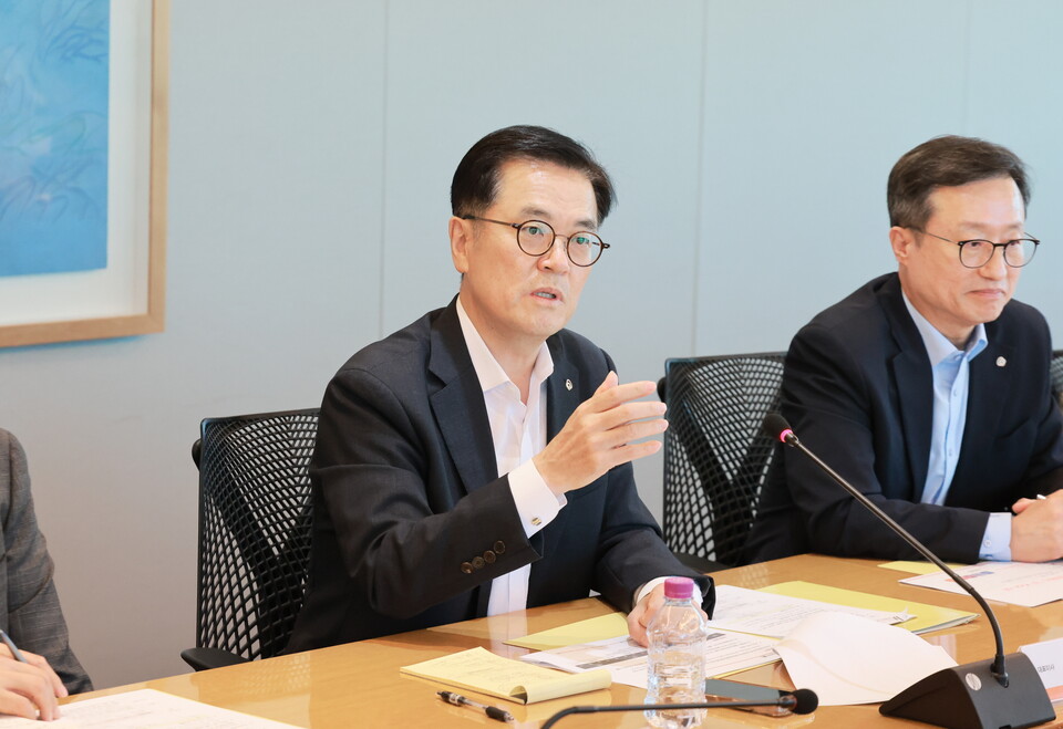 이경근 대표이사 사장(사진 중앙)이 앞서 18일 열린 ‘고객신뢰혁신 TF’ 출범 킥 오프 미팅에서 발언하고 있다. 사진=한화생명