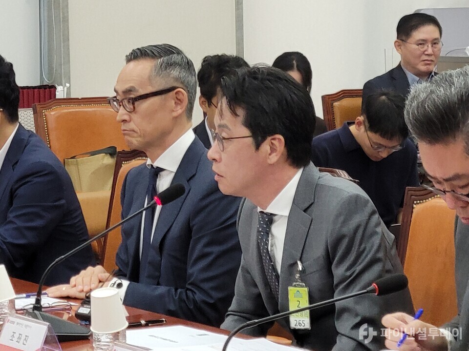 윤종하 MBK파트너스 부회장(왼쪽)과 조좌진 롯데카드 대표이사가 23일 오전 서울 여의도 국회에서 ‘롯데카드 개인정보 유출사태, 피해자 보호 방안 및 재발 방지 대책 간담회’에 참석했다. 사진=박혜진 기자