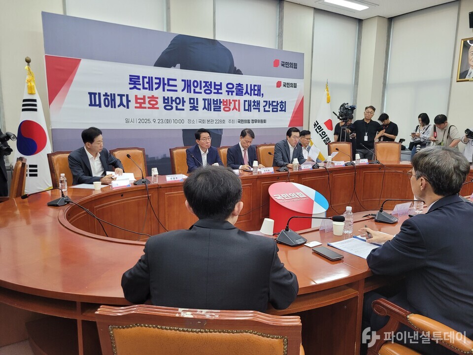 (왼쪽부터) 유영하 국민의힘 의원과 김상훈 의원, 윤한홍 정무위원장, 강민국 정무위 간사, 이양수 의원이 23일 오전 서울 여의도 국회에서 ‘롯데카드 개인정보 유출사태, 피해자 보호 방안 및 재발 방지 대책 간담회’에 참석했다. 사진=박혜진 기자