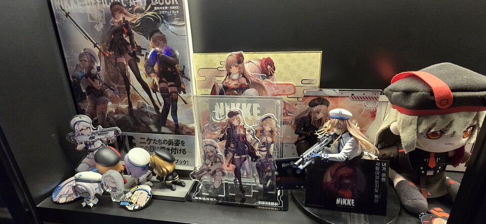 시프트업 사내에서 볼 수 있는 다양한 니케 굿즈. 사진=최형주 기자