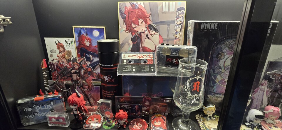 테이프, 화보집, 엽서, 아크릴 스탠드, 유리잔 등 다양한 굿즈가 눈에 띈다. 사진=최형주 기자