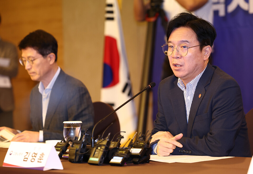 김영훈 고용노동부 장관(오른쪽)이 23일 서울 중구 한 호텔에서 열린 '추락사고 예방을 위한 건설사 간담회'에서 모두발언을 하고 있다. 사진=연합뉴스