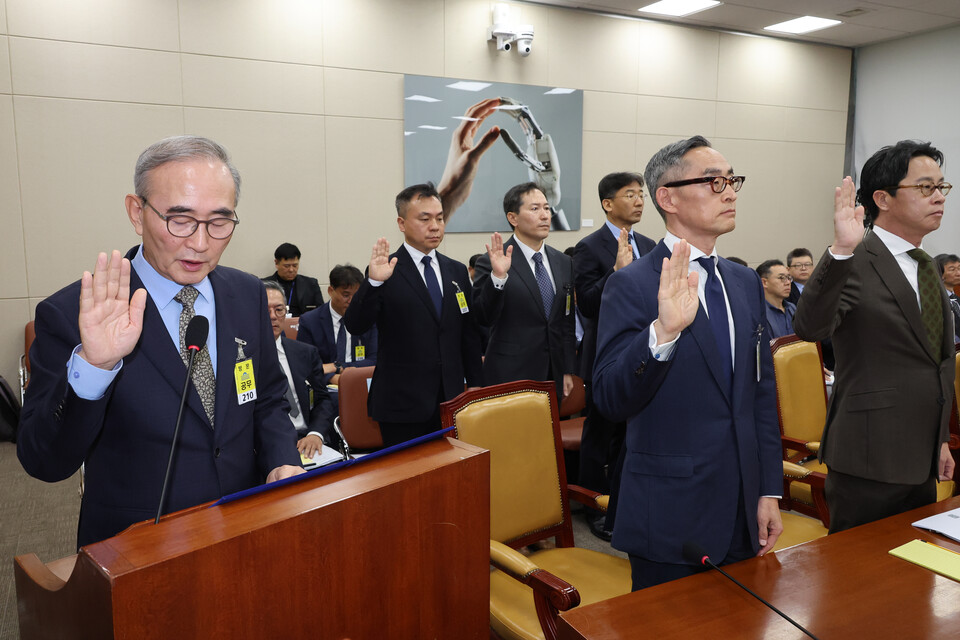 24일 국회 과학기술정보방송통신위원회에서 열린 통신·금융 대규모 해킹사고에 대한 청문회에서 김영섭 KT 대표이사 등 증인들이 선서하고 있다. 앞줄 왼쪽부터 김영섭 KT 대표이사, 윤종하 MBK파트너스 부회장, 조좌진 롯데카드 대표이사. 사진=연합뉴스