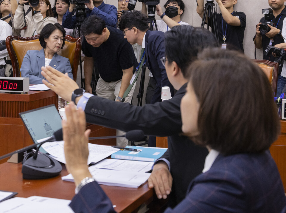 추미애 국회 법제사법위원장이 24일 국회에서 열린 법제사법위원회 전체 회의에서 국민의힘 나경원, 곽규택 의원이 2025년 국정감사 증인 출석안을 두고 항의하자 법사위 행정 담당 직원들과 대화하고 있다. 사진=연합뉴스