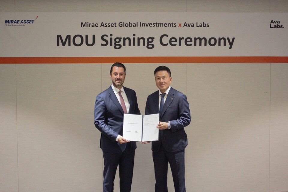 (왼쪽부터)존 나하스 아바랩스 존 나하스 CBO, 김영환 미래에셋자산운용 혁신/글로벌경영 부문 대표이사가 25일 펀드 토큰화 업무 협약을 맺고 기념 사진을 촬영하고 있다. 사진=미래에셋자산운용