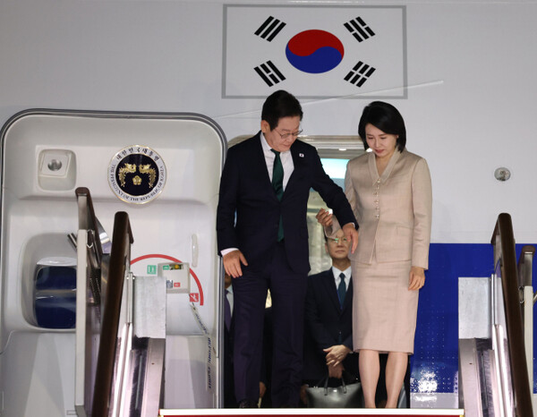 이재명 대통령이 26일 방미 일정을 마치고 김혜경 여사와 귀국했다. 사진=연합뉴스