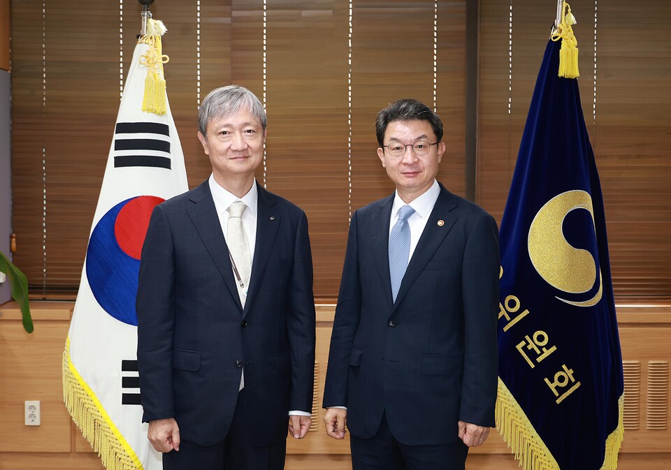 이억원 금융위원장이 이찬진 금융감독원장과 정부서울청사 금융위원장 접견실에서 회동을 가지고 있다. 사진=금융위원회