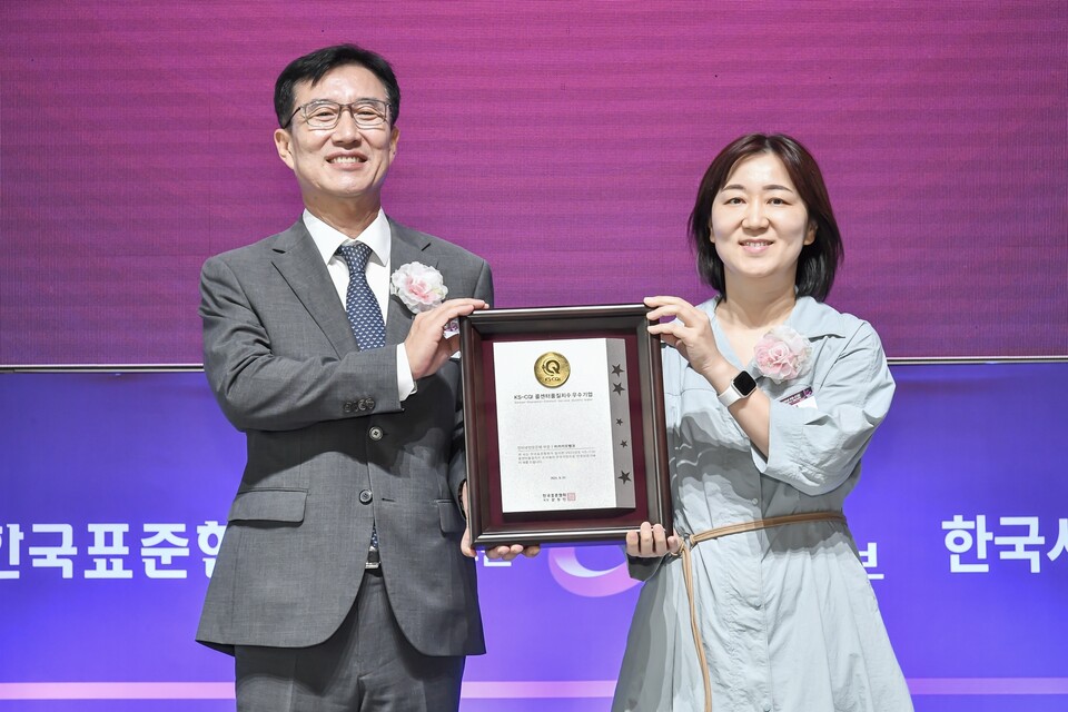 문동민 한국표준협회장(왼쪽)과 유지영 카카오뱅크 고객서비스본부장이 22일 서울 송파구에서 열린 '2025년 콜센터품질지수(KS-CQI)' 우수기업 인증서 수여식에서 기념 촬영을 하고 있다. 사진=카카오뱅크