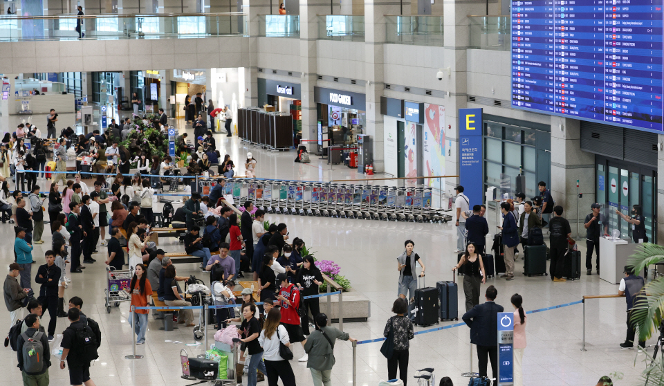 중국인 단체관광객 무비자 입국 첫날인 29일 인천국제공항을 통해 외국인 관광객들이 입국하고 있다. 사진=연합뉴스