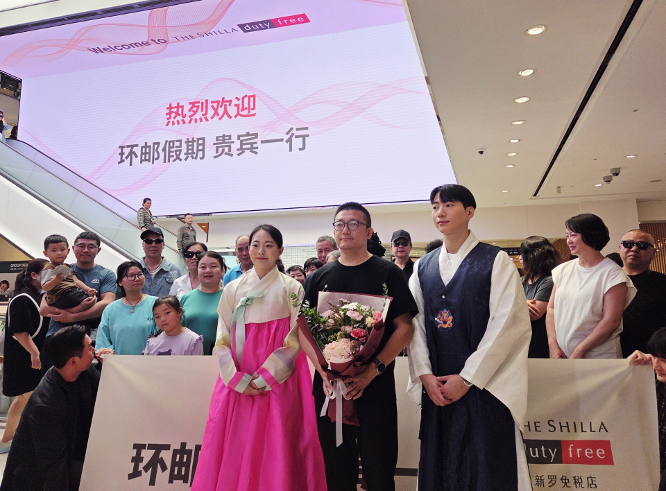 중국 단체 관광객 무비자 입국 첫 날인 29일, 인천항에 첫 기항한 7만7000톤급 대형 크루즈 중국 선사 톈진동방국제크루즈의 ‘드림호’ 승선객들이 신라면세점 서울점을 찾았다. 사진=신라면세점