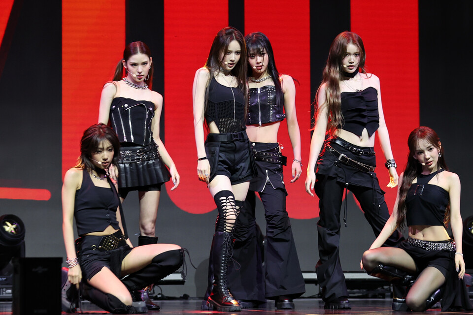 그룹 이즈나가 30일 오후 서울 광진구 예스24 라이브홀에서 열린 2집 미니 앨범 ‘낫 저스트 프리티(Not Just Pretty)’ 쇼케이스에서 타이틀곡 무대를 선보이고 있다. (2025.9.30) 사진=연합뉴스