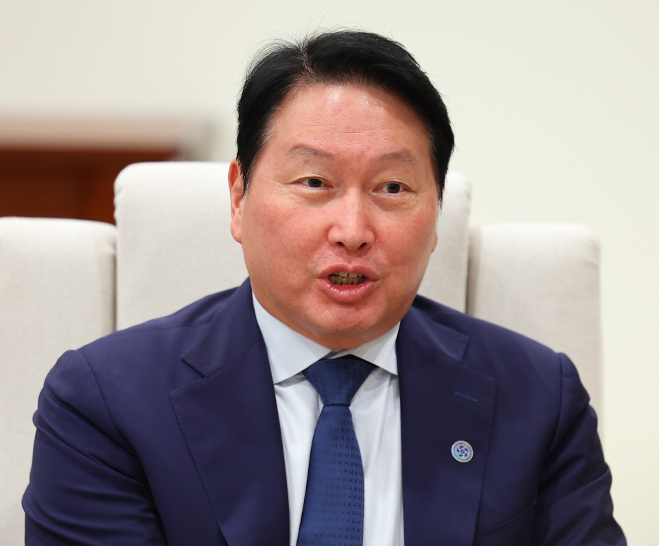 1일 용산 대통령실에서 열린 이재명 대통령과 오픈AI 샘 올트먼 대표의 접견에 참석한 최태원 SK그룹 회장이 발언하고 있다. 사진=연합뉴스