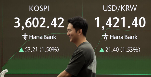 10일 서울 중구 하나은행 딜링룸 현황판에 코스피 지수 등이 표시되고 있다. 사진=연합뉴스