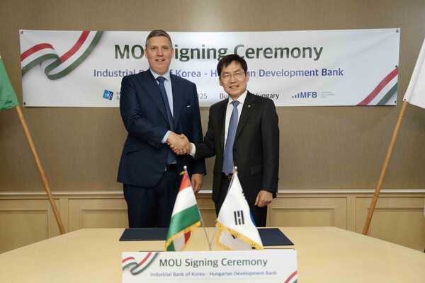 김형일 IBK기업은행 전무이사(오른쪽)가 지난 2일(현지시간) 헝가리 부다페스트 소재 헝가리 개발은행 본사에서 협약식을 마치고 졸튼 잠보키 헝가리 개발은행 전무이사(Zoltán Zsámboki, 왼쪽)와 기념촬영을 하고 있다. 사진=IBK기업은행