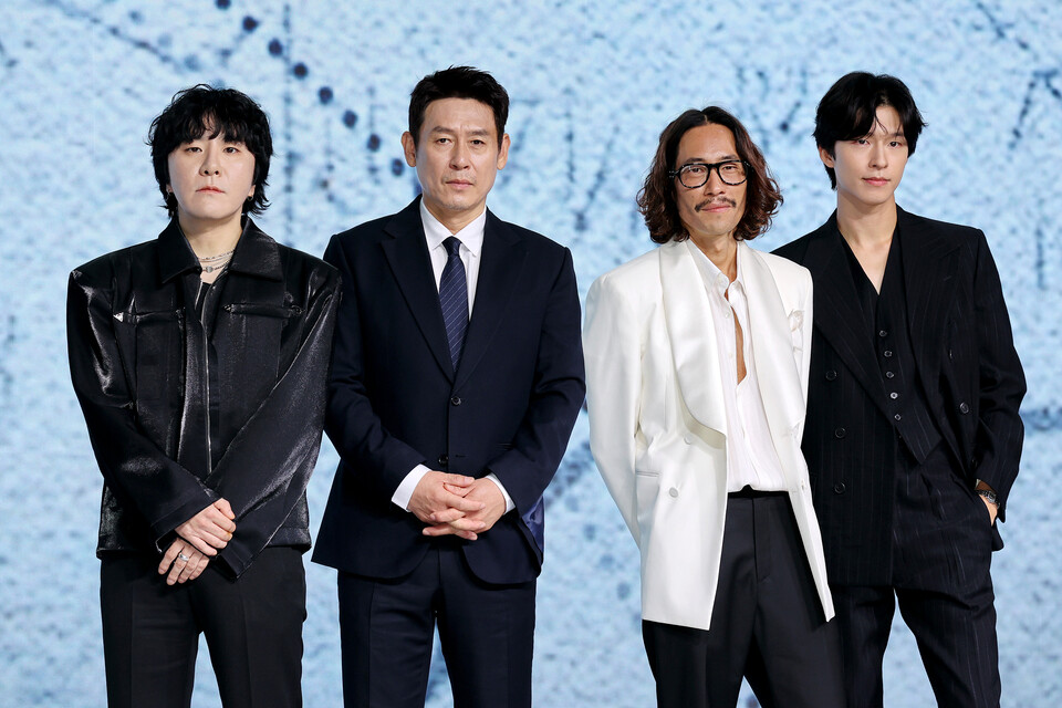 14일 오전 서울 종로구 JW메리어트동대문스퀘어 서울에서 열린 넷플릭스 ‘굿뉴스’ 제작보고회에서 감독과 배우들이 포즈를 취하고 있다. 왼쪽부터 변성현 감독, 배우 설경구·류승범·홍경. (2025.10.14) 사진=연합뉴스