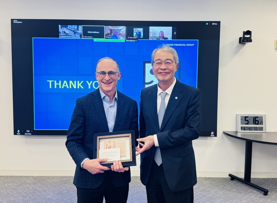 (왼쪽부터)스티븐 프레스턴 GII  대표이사와 임종룡 우리금융 회장이 16일 미국 메릴랜드주 록빌에 위치한 굿윌스토어 본사에서 기념사진을 촬영하고 있다. 사진=우리금융지주