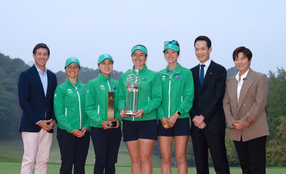 김동원 한화생명 사장(오른쪽 두 번째)과 박세리 감독(오른쪽 첫 번째)이 우승을 차지한 호주팀과 트로피를 들고 기념촬영을 하고 있다. 사진=한화생명