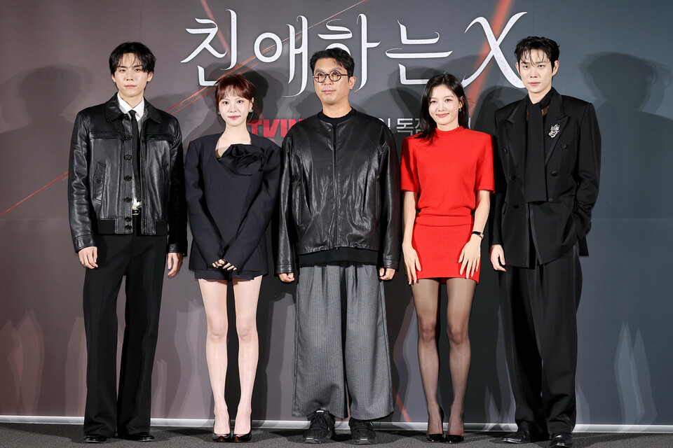 30일 오후 서울 용산구 CGV 용산아이파크몰에서 열린 티빙 ‘친애하는 X’ 제작발표회에서 PD와 배우들이 포즈를 취하고 있다. 왼쪽부터 배우 김도훈·이열음, 이응복 PD, 배우 김유정·김영대. (2025.10.30) 사진=연합뉴스