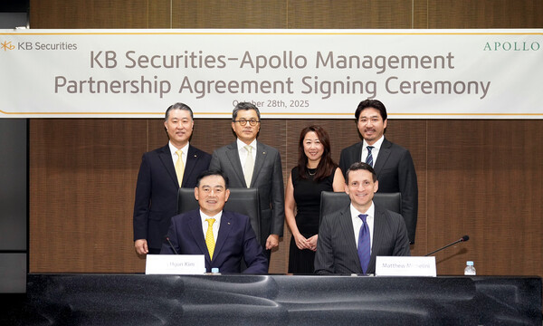 (앞줄 왼쪽부터) KB증권 김성현 대표이사와 매튜 미켈리니 아폴로 아시아태평양 대표 및 (뒷줄 왼쪽부터) 양현종 IB2그룹장, 강진두 경영기획그룹장, 메이링 림 아폴로 캐피탈 솔루션 아시아태평양 대표, 이재현 아폴로 한국 대표가 지난 28일 KB증권 본사에서  업무협약식을 진행하며 기념 촬영을 하고 있다. 사진=KB증권