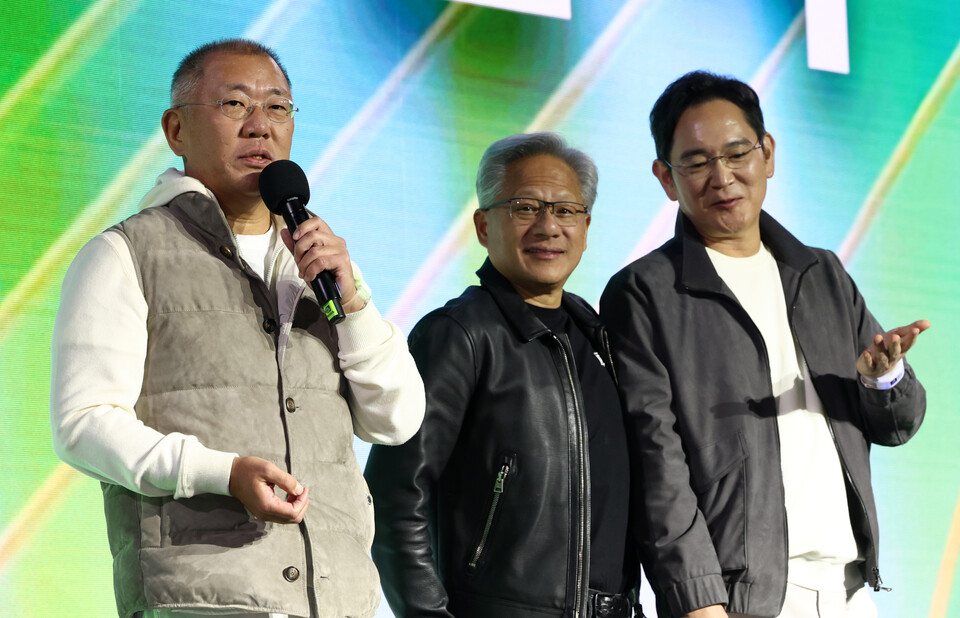 젠슨 황 엔비디아 최고경영자와 이재용 삼성전자 회장, 정의선 현대차그룹 회장이 30일 서울 코엑스에서 열린 엔비디아의 그래픽카드(GPU) '지포스' 출시 25주년 행사에 참석해 있다. 사진=연합뉴스