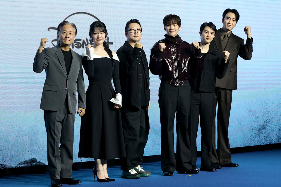 3일 오전 서울 영등포구 콘래드 서울에서 열린 디즈니+ ‘조각도시’ 제작발표회에서 감독과 배우들이 포즈를 취하고 있다. 왼쪽부터 배우 김종수·조윤수, 박신우 감독, 배우 지창욱·도경수·이광수. (2025.11.3) 사진=연합뉴스