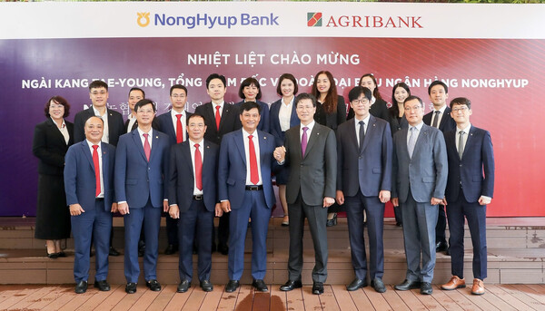 강태영 NH농협은행 은행장(앞줄 왼쪽에서 5번째)이 지난달 31일 베트남 하노이 소재 아그리뱅크 본사에서 베트남 아그리뱅크 팜 또안 브엉 은행장(앞줄 왼쪽에서 4번째)을 접견하고 두 은행 간의 파트너십 강화를 논의하는 시간을 가졌다. 사진=NH농협은행