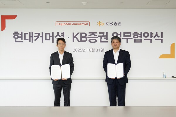 양진우 현대커머셜 기업금융본부장(왼쪽)과 김인웅 KB증권 신디케이션본부장(오른쪽)이 31일 현대커머셜 여의도 본사에서 ‘기업금융 시장 동반 성장을 위한 업무 협약식’을 진행하며 기념 사진을 촬영하고 있다. 사진=KB증권