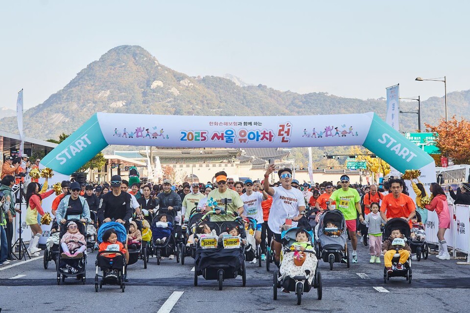 1일 오전 광화문광장에서 열린 ‘한화손해보험과 함께하는 2025 서울 유아차 런’에서 대회 참가자들이 출발 신호와 함께 유아차를 밀며 힘차게 출발하고 있다. 사진=한화손해보험