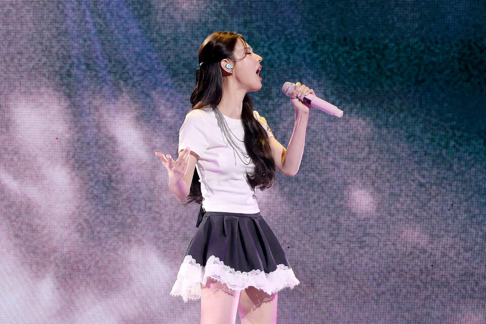 가수 미연이 3일 오후 서울 용산구 블루스퀘어 쏠트래블홀에서 열린 2집 미니 앨범 ‘마이, 러버(MY, Lover)’ 쇼케이스에서 타이틀곡 무대를 선보이고 있다. (2025.11.3) 사진=연합뉴스
