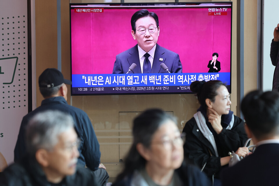 4일 서울역 대합실에서 시민들이 이재명 대통령의 내년도 정부 예산안 관련 시정연설 방송 중계를 지켜보고 있다. 사진=연합뉴스