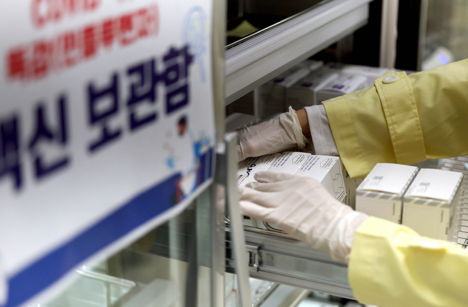때 이른 독감(인플루엔자) 환자가 급증하는 가운데 코로나19마저 확산세를 보이고 있다. 사진은 광주 북구 보건소에서 직원이 신종 코로나바이러스 감염증(코로나19) 백신과 독감 백신 수량을 확인하는 모습. 사진=연합뉴스