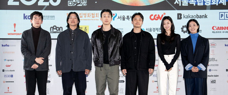5일 오전 서울 동작구 메가박스 아트나인에서 열린 제51회 서울독립영화제(SIFF) 개최 기자간담회에서 개막작 ‘무관한 당신들에게’의 감독과 배우들이 포즈를 취하고 있다. 왼쪽부터 손구용·이종수 감독, 배우 박봉준·하성국·한새연·황현빈. (2025.11.5) 사진=서울독립영화제