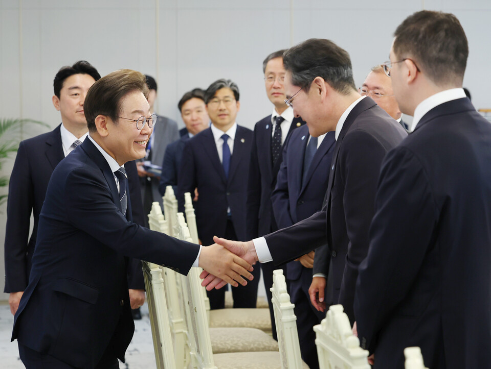 이재명 대통령이 13일 서울 용산 대통령실에서 열린 6경제단체·기업인 간담회에서 이재용 삼성전자 회장과 악수하고 있다. 사진=연합뉴스