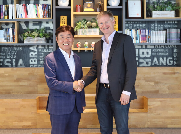 박근영 하나금융티아이 대표이사(왼쪽)와 마이크 벨시 빗고 공동창업자 겸 CEO(최고경영자) 사진=하나금융그룹