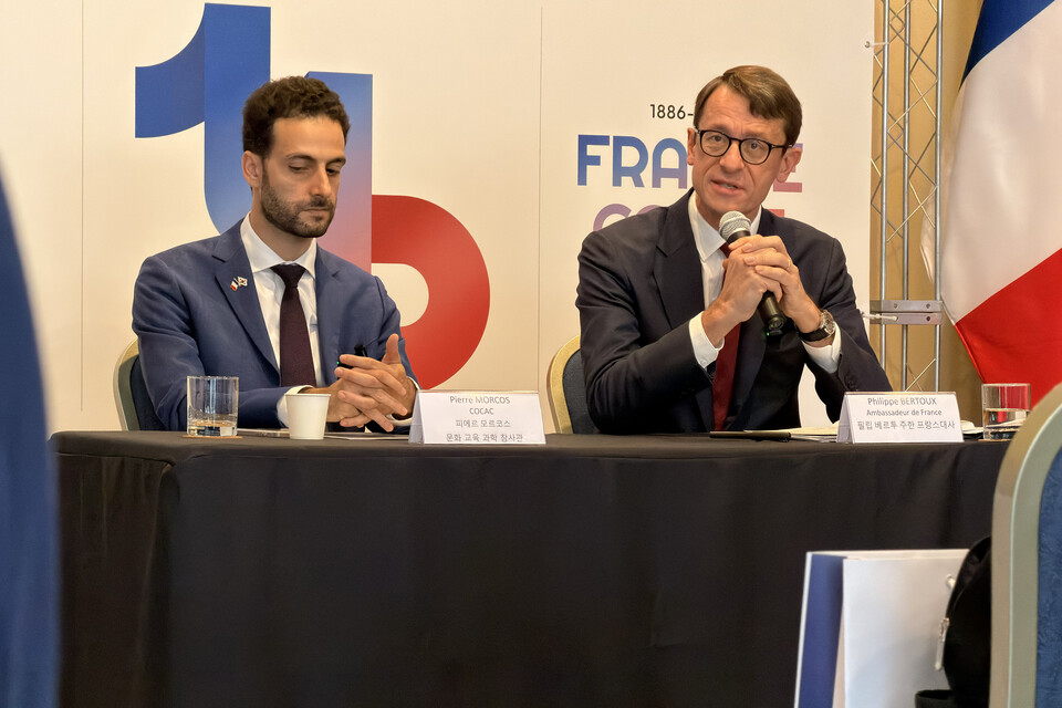 필립 베르투 대사(오른쪽)가 11일 오전 서울 서대문구 주한프랑스대사관에서 열린 한불 수교 140주년 기념행사 기자간담회에서 행사 소개 및 운영 계획을 설명하고 있다. 사진=김영재