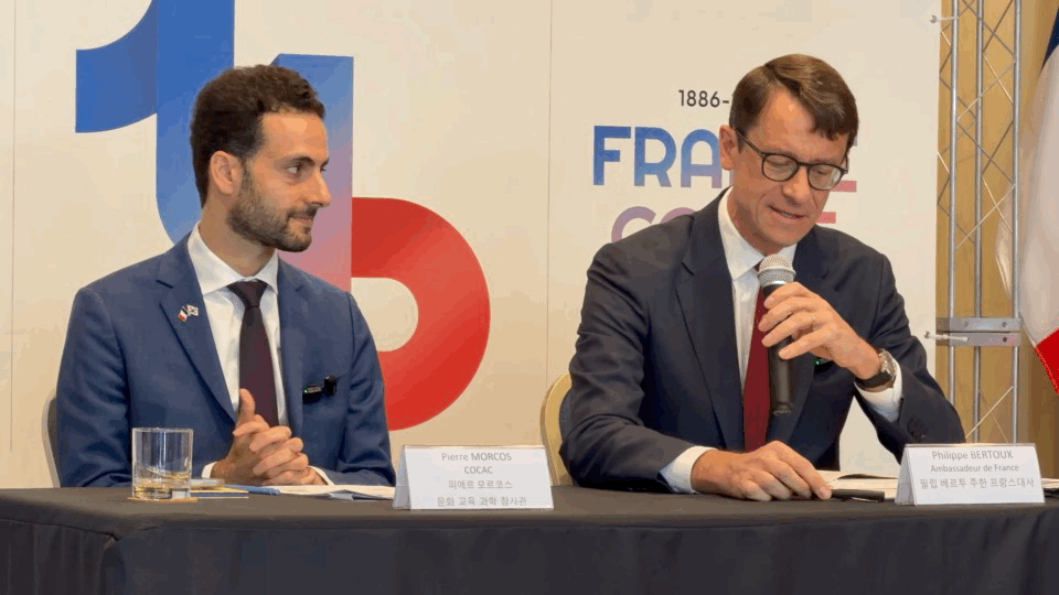 필립 베르투 대사(오른쪽)가 11일 오전 서울 서대문구 주한프랑스대사관에서 열린 한불 수교 140주년 기념행사 기자간담회에서 취재진의 질문에 답하고 있다. 사진=김영재