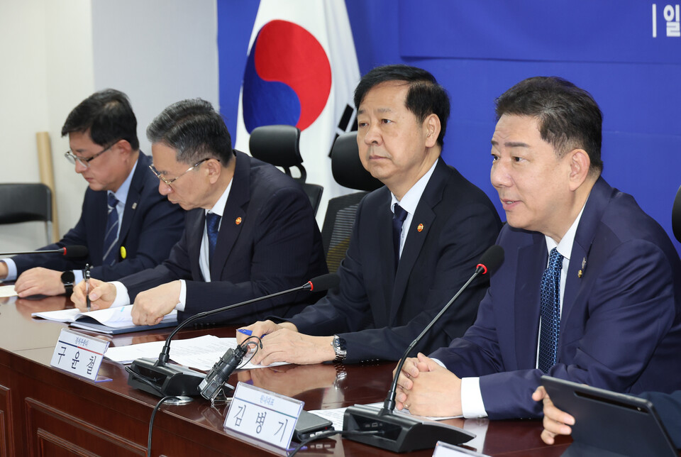 30일 서울 여의도 국회 의원회관에서 열린 경제형벌 민사책임 합리화TF 당정협의에서 더불어민주당 김병기 원내대표가 발언하고 있다. 사진=연합뉴스