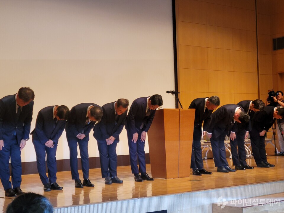 조좌진 롯데카드 대표이사와 롯데카드 관계자들이 9월 18일 고객 정보 유출사태에 대해 사과를 하고 있다. 사진=박혜진 기자