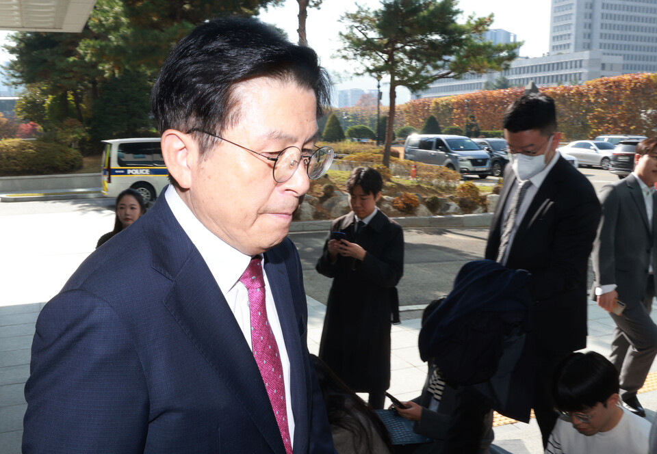 내란 선전·선동 혐의 관련 내란특검팀에 의해 체포된 황교안 전 국무총리가 12일 서울 서초구 서울고등검찰청에 마련된 내란 특검 사무실로 향하고 있다. 사진=연합뉴스