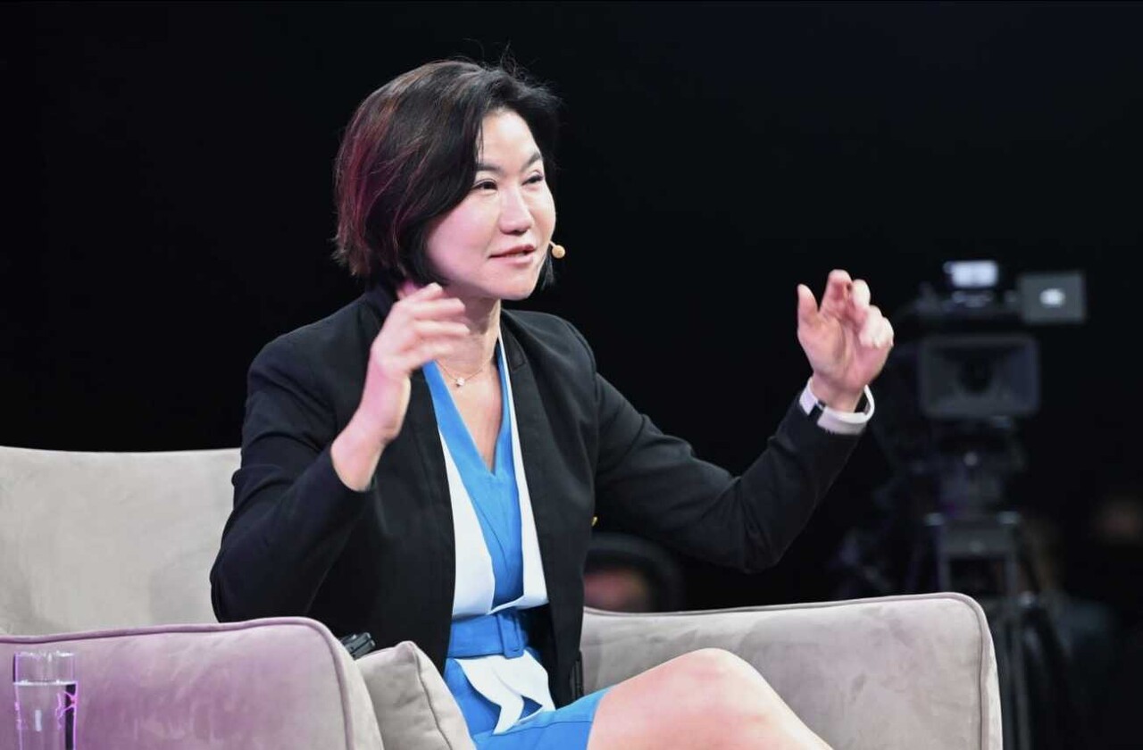 이은미 토스뱅크 대표가 지난 13일 싱가포르 엑스포 홀 5에서 열린 SFF의 메인스테이지인 퓨처 매터스 스테이지(Future Matters Stage) 세션 '모두를 위한 금융건강(Financial Health for All)'의 패널로 참석해 '토스뱅크의 고객 금융건강 강화 전략과 성과'를 발표하고 있다. 사진=토스뱅크