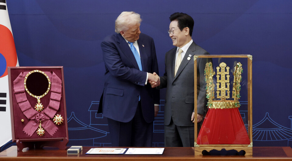 이재명 대통령이 29일 경북 경주박물관에서 도널드 트럼프 미국 대통령에게 '천마총 금관 모형'을 선물한 뒤 악수하고 있다. 왼쪽은 이 대통령이 트럼프 대통령에게 수여한 무궁화 대훈장. 사진=연합뉴스