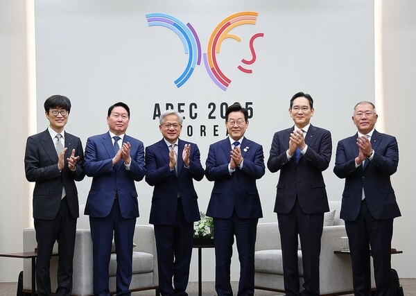 이재명 대통령이 지난달 31일 APEC 정상회의장인 경주화백컨벤션센터에서 젠슨 황 엔비디아 최고경영자 접견에 앞서 국내 기업 대표들과 함께 기념촬영을 하고 있다. (왼쪽부터) 이해진 네이버 이사회 의장, 최태원 SK그룹 회장, 젠슨 황, 이재명 대통령, 이재용 삼성전자 회장, 정의선 현대차그룹 회장. 사진=연합뉴스
