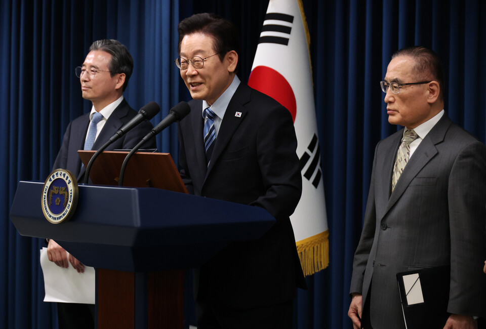 이재명 대통령이 14일 서울 용산 대통령실 기자회견장에서 한미 팩트시트 타결과 관련해 발표를 마친 뒤 취재진 질문에 답하고 있다. 왼쪽부터 김용범 정책실장, 이재명 대통령, 위성락 국가안보실장. 사진=연합뉴스