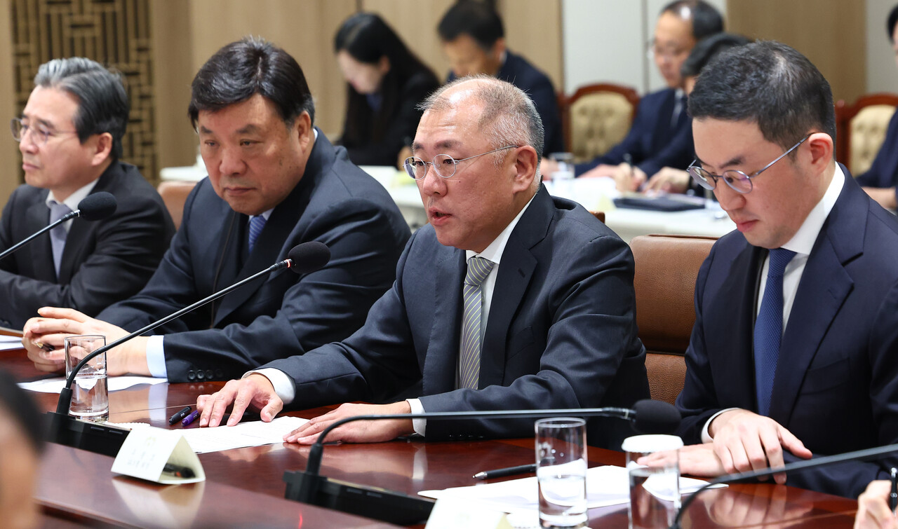 정의선 현대자동차 그룹 회장이 16일 용산 대통령실에서 열린 한미 관세협상 후속 민관 합동회의에서 발언하고 있다. 왼쪽부터 김용범 정책실장, 서정진 셀트리온 회장, 정의선 현대자동차 그룹 회장, 구광모 LG그룹 회장. 사진=연합뉴스