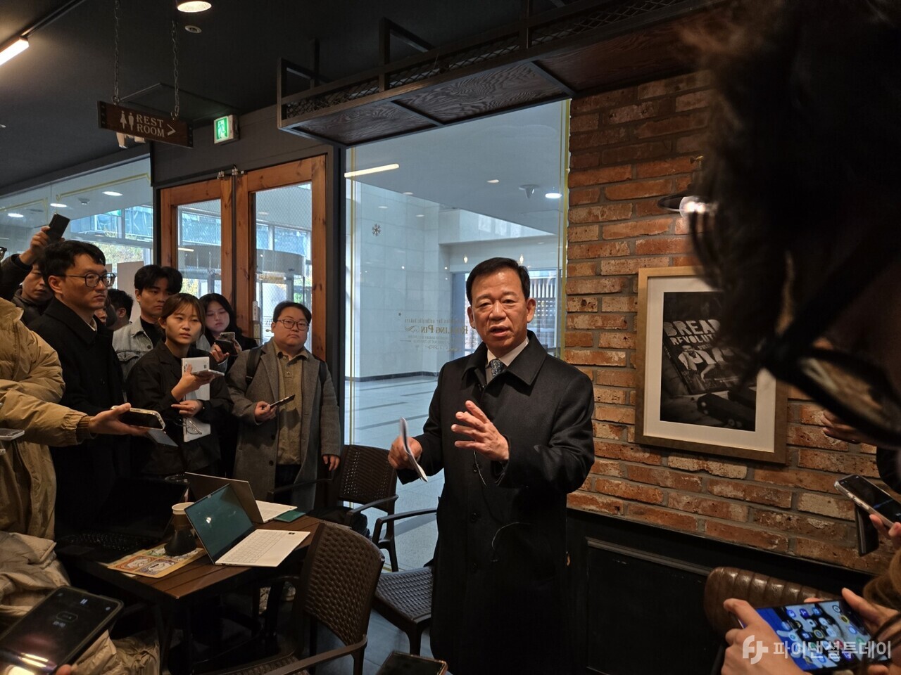 서유석 금융투자협회장은 17일 서울 여의도 인근 한 카페에서 기자들을 만나 제7대 금융투자협회장 선거 출마 의사를 밝히고 있다. 사진=최정화 기자