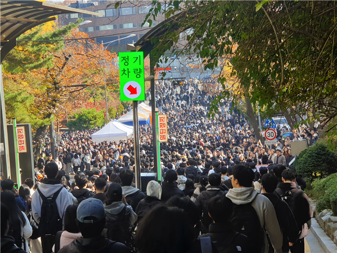 지난 16일(일) 진행된 ‘2026학년도 동국대학교 수시모집 논술고사’를 위해 학교를 찾은 학생과 학부모들. 사진=동국대