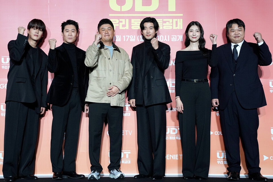 17일 오후 서울 광진구 풀만 앰배서더 서울 이스트폴에서 열린 쿠팡플레이·지니TV ‘UDT: 우리 동네 특공대’ 제작발표회에서 PD와 배우들이 포즈를 취하고 있다. 왼쪽부터 배우 이정하·진선규, 조웅 PD, 배우 윤계상·김지현·고규필. (2025.11.17) 사진=쿠팡플레이·지니TV
